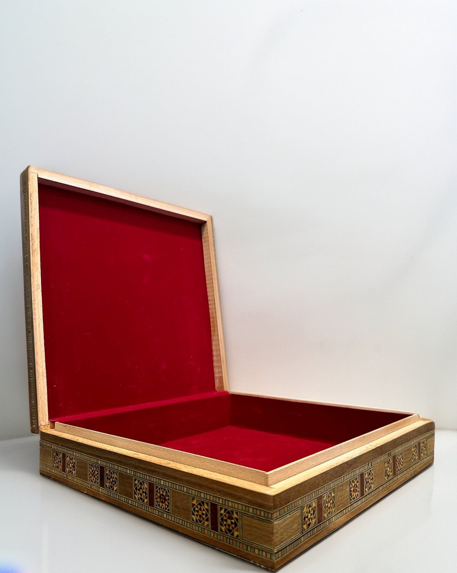 35.5 × 35.5 × 7.9 cm | Grand Coffret décoratif carré en bois et nacre, incrustée à la main | Mosaïque Syrienne