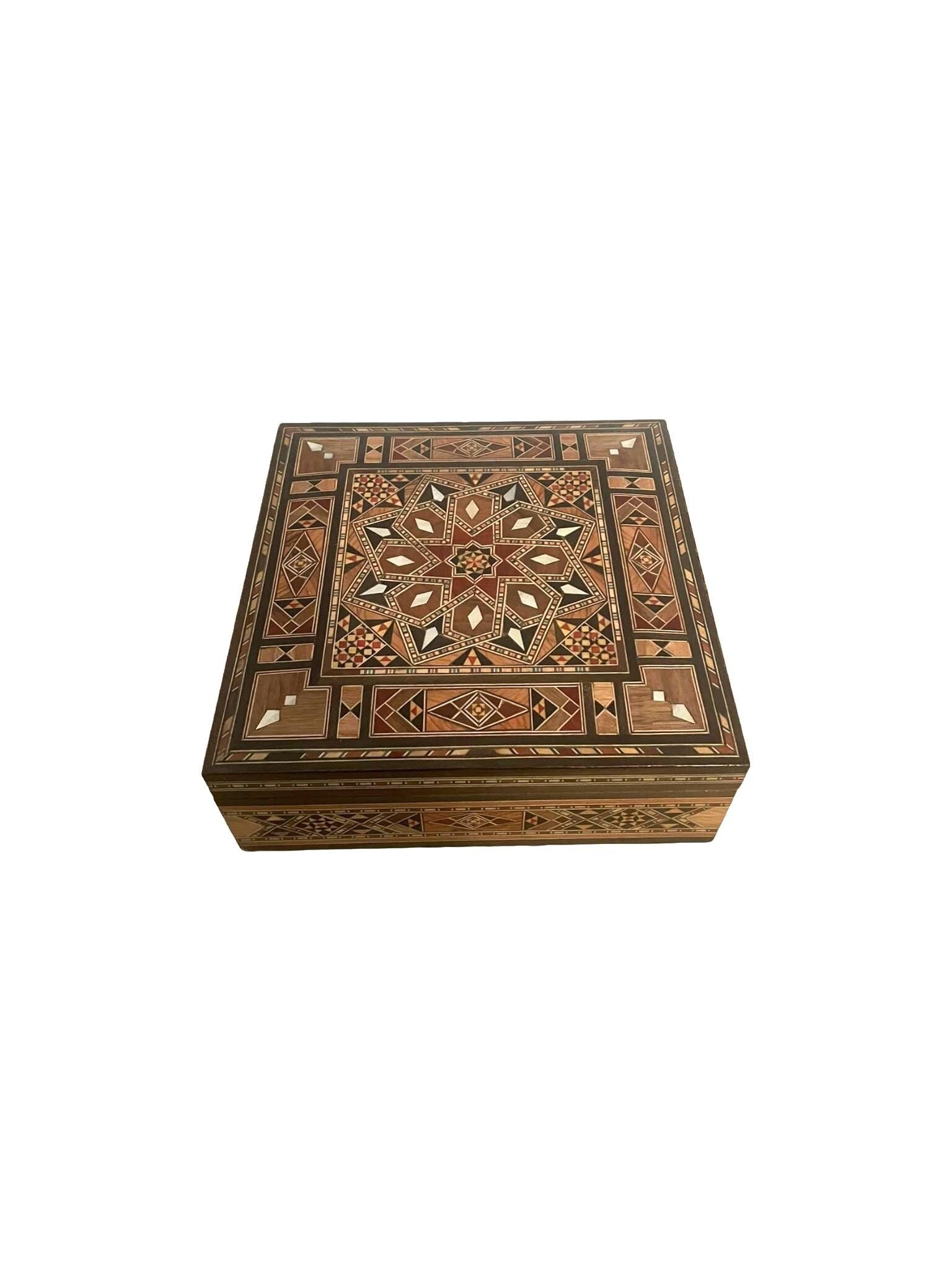 20 × 20 × 7 cm | Boîte à bijoux carré en bois et nacre, incrustée à la main | Mosaïque Syrienne