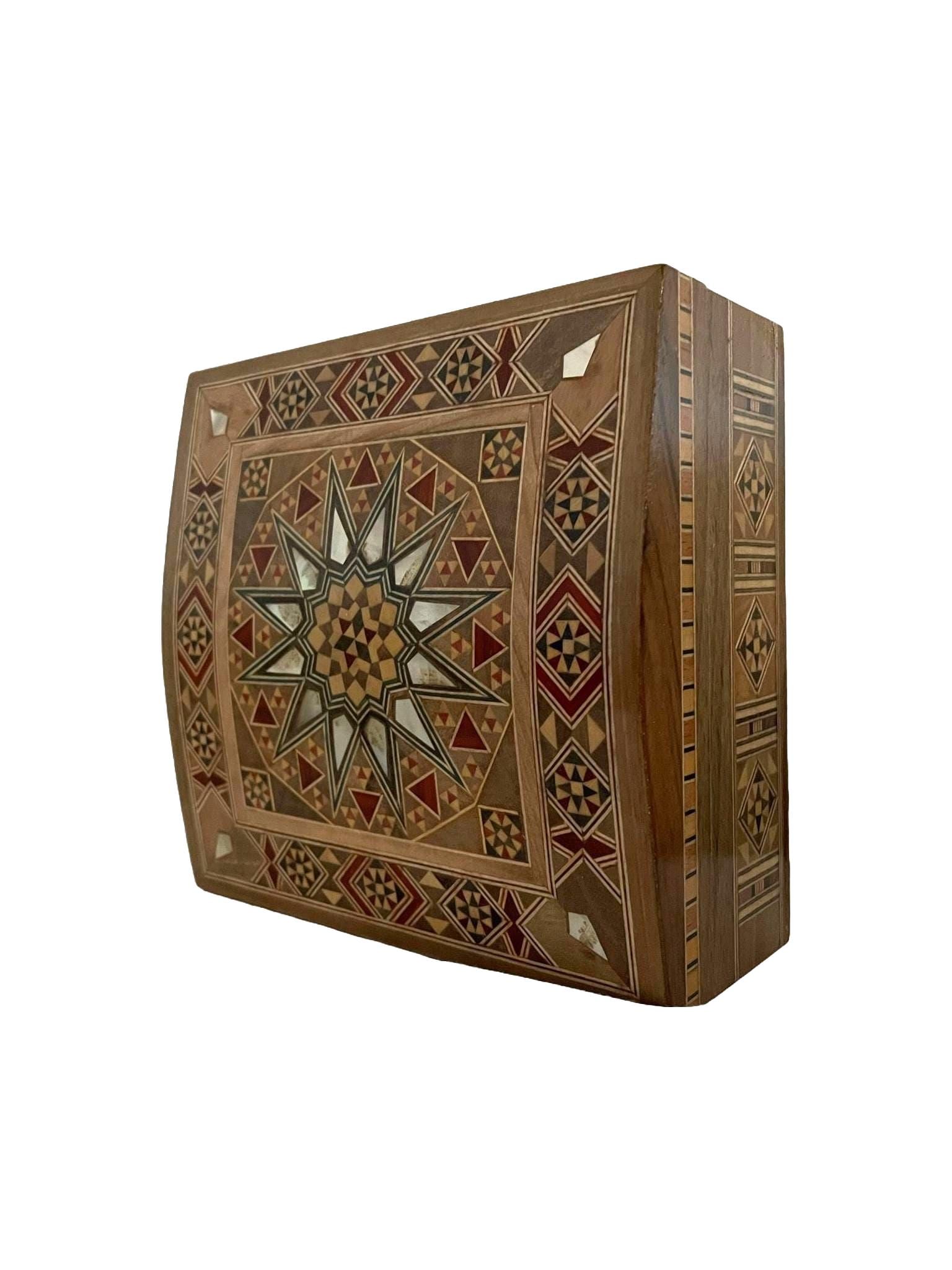 15 × 15 × 6.5 cm | Coffret traditionel carré bombé en bois et nacre, réalisées à la main | Mosaïque Syrienne