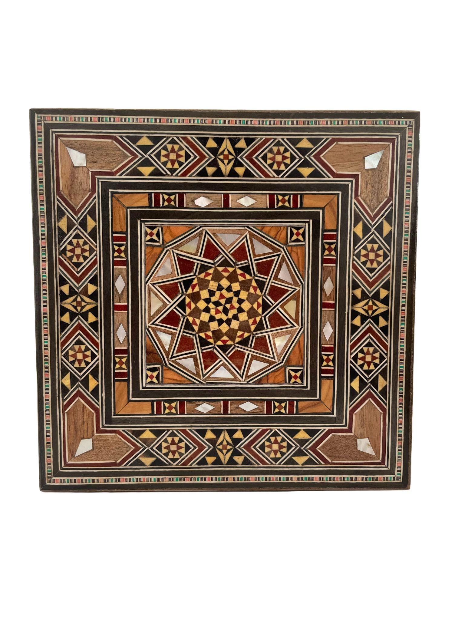 16 × 16 × 6 cm | Boîte à bijoux carrée en bois et du nacre incrustée à la main | Mosaïque Syrienne | Taille Moyenne