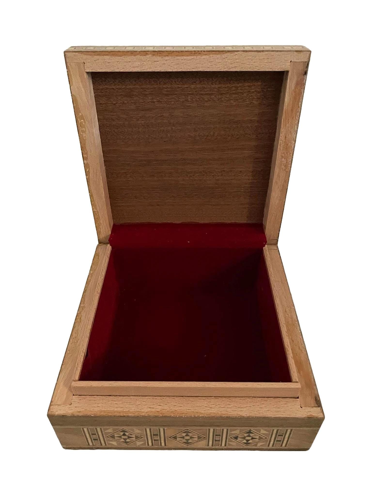 15 × 15 × 6.5 cm | Coffret traditionel carré bombé en bois et nacre, réalisées à la main | Mosaïque Syrienne