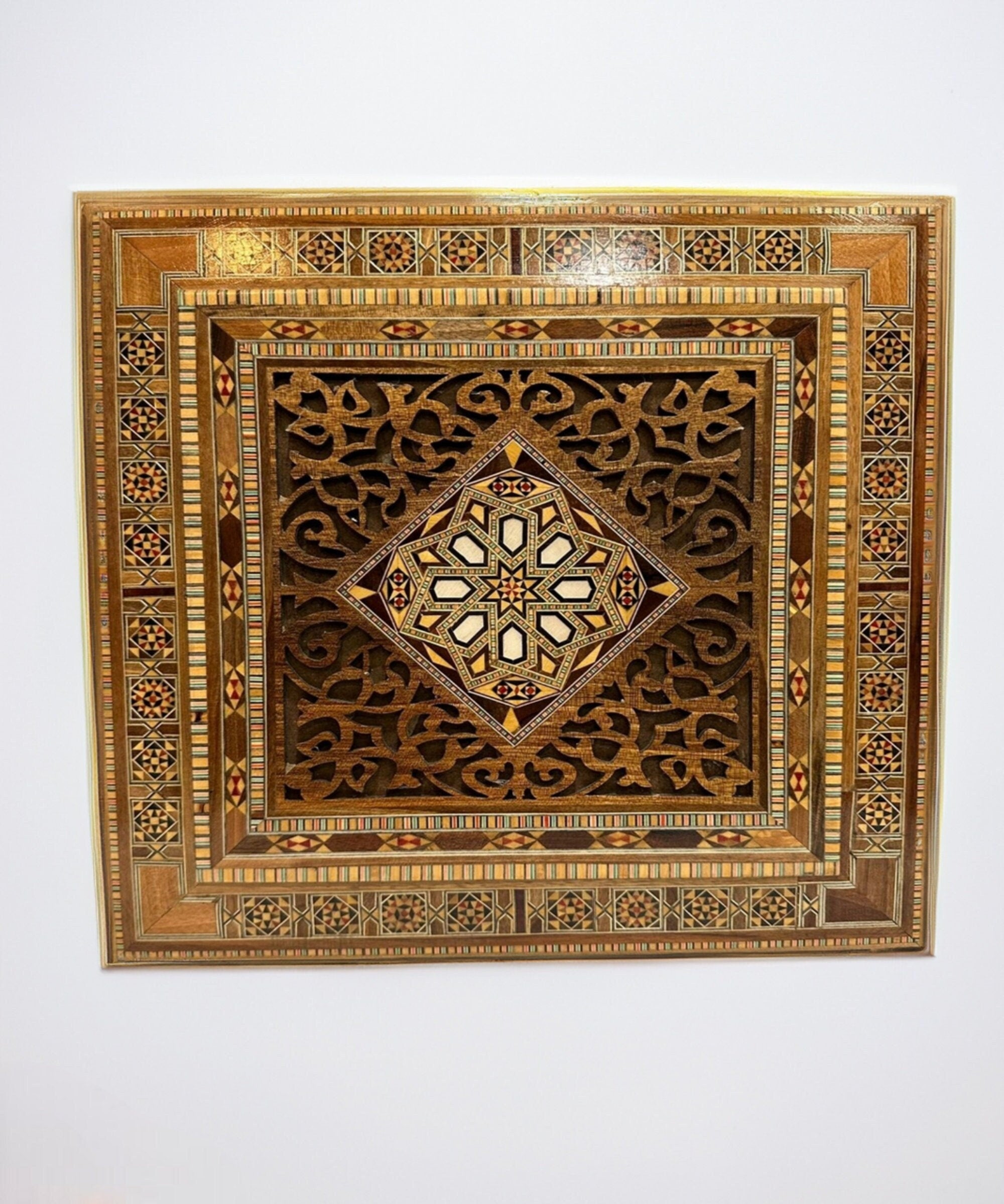 35.5 × 35.5 × 7.9 cm | Grand Coffret décoratif carré en bois et nacre, incrustée à la main | Mosaïque Syrienne