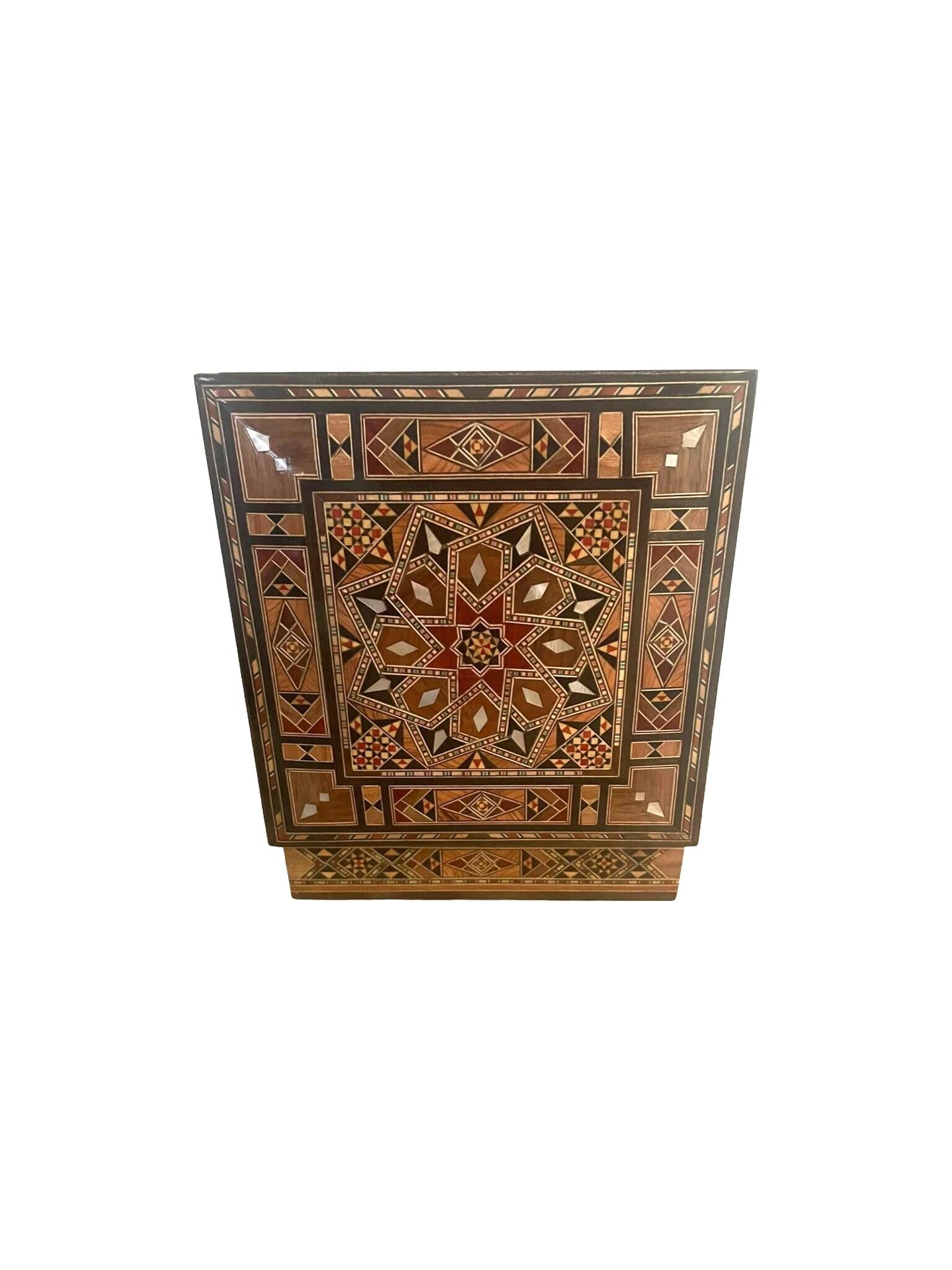 20 × 20 × 7 cm | Boîte à bijoux carré en bois et nacre, incrustée à la main | Mosaïque Syrienne