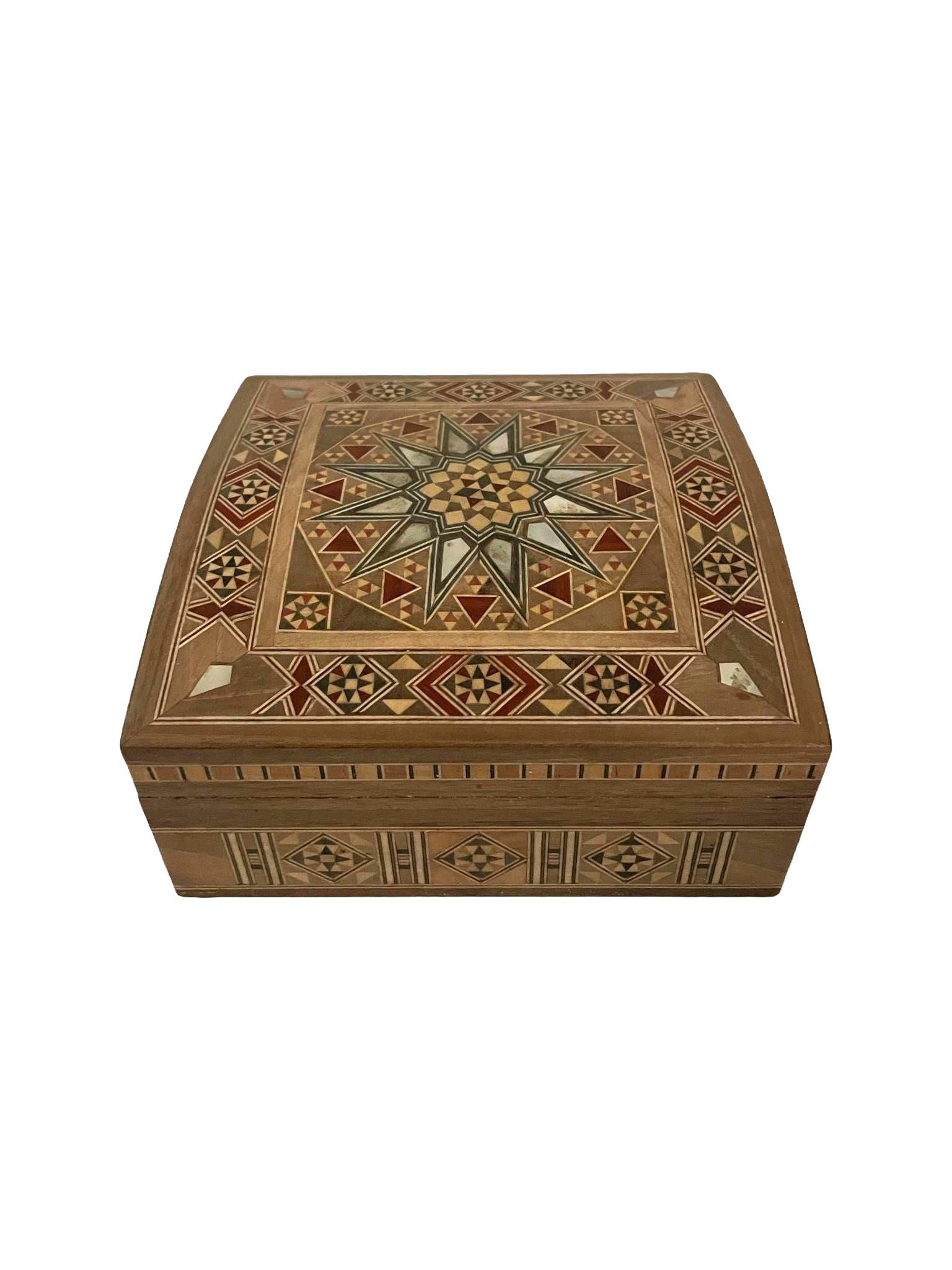 15 × 15 × 6.5 cm | Coffret traditionel carré bombé en bois et nacre, réalisées à la main | Mosaïque Syrienne