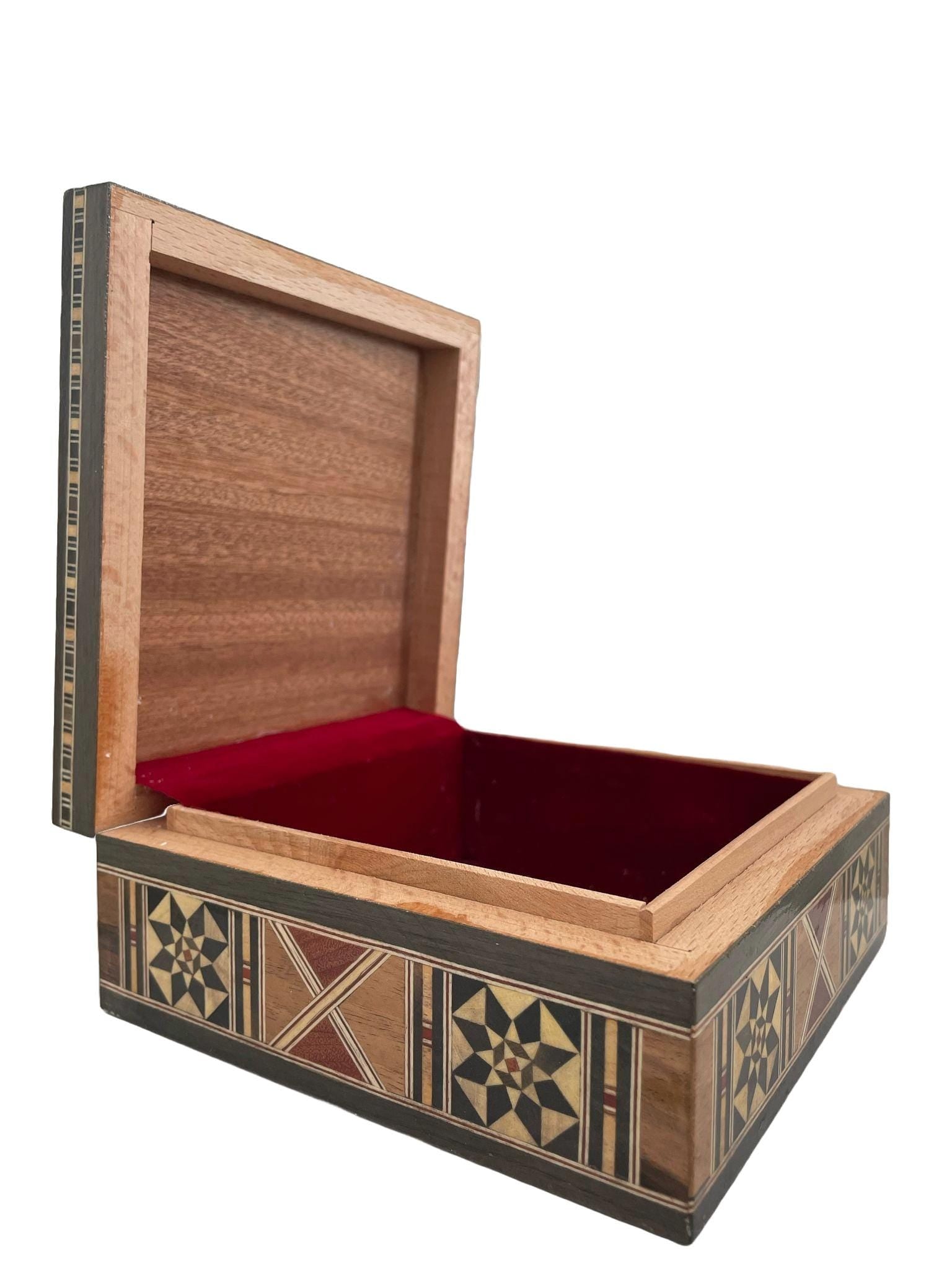 15.2 × 15.2 × 6.5 cm | Boîte à bijoux carrée en bois et nacre, incrustée à la main | Mosaïque Syrienne | Taille Moyenne