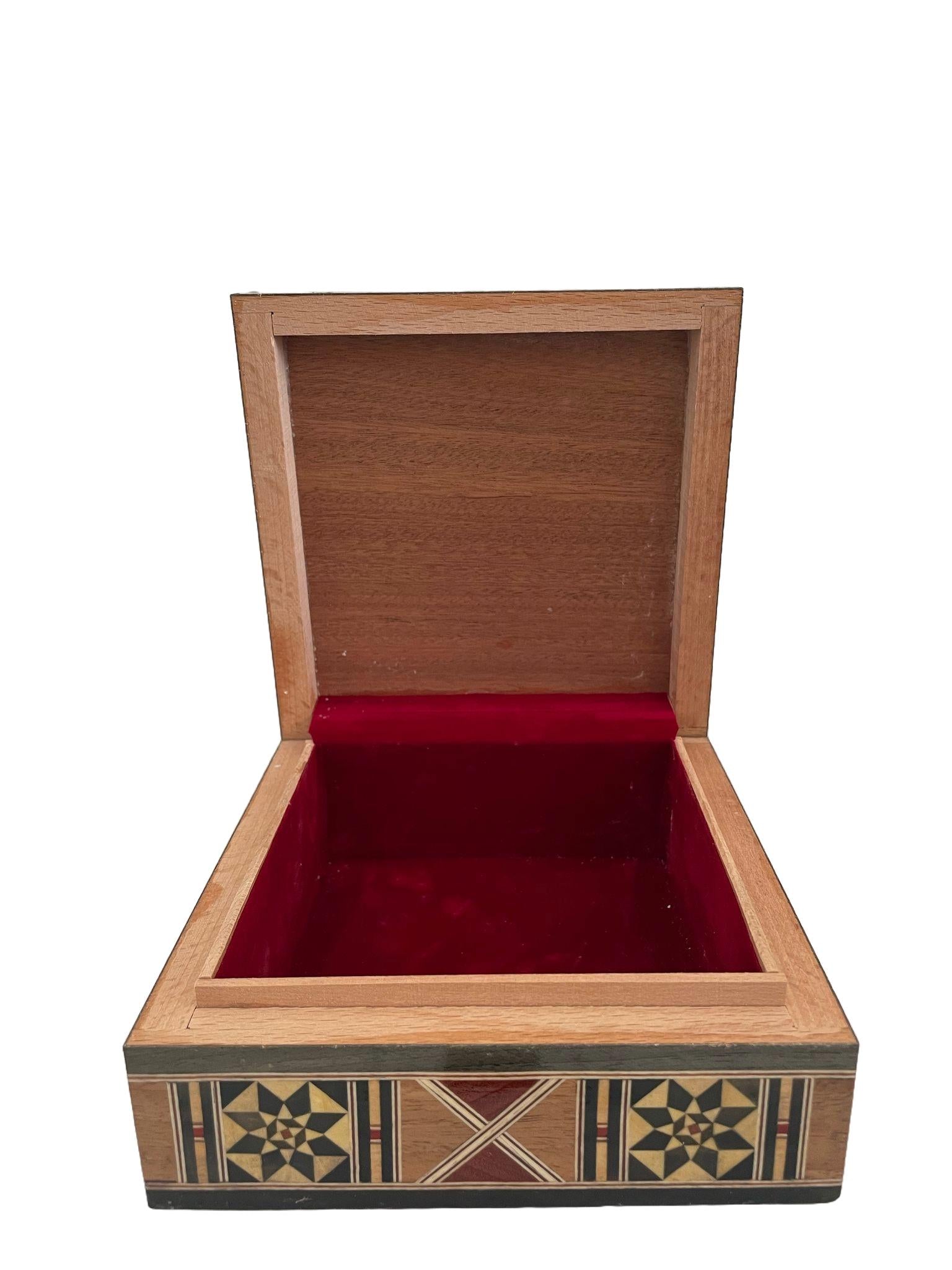 15.2 × 15.2 × 6.5 cm | Boîte à bijoux carrée en bois et nacre, incrustée à la main | Mosaïque Syrienne | Taille Moyenne