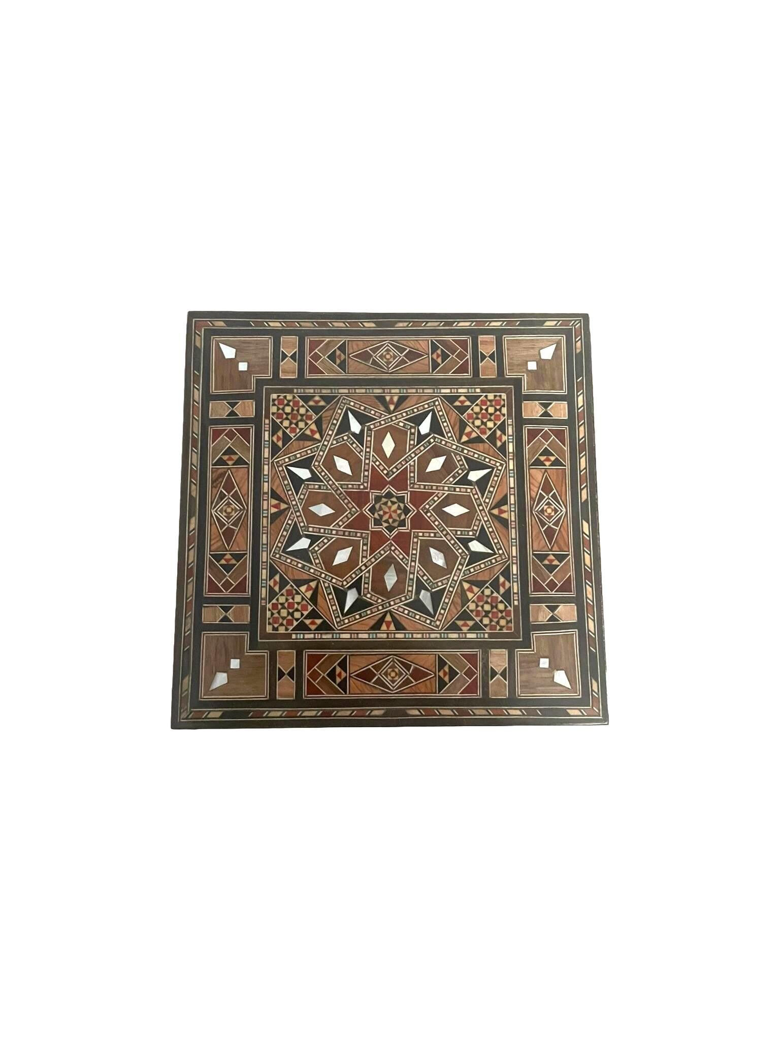 20 × 20 × 7 cm | Boîte à bijoux carré en bois et nacre, incrustée à la main | Mosaïque Syrienne