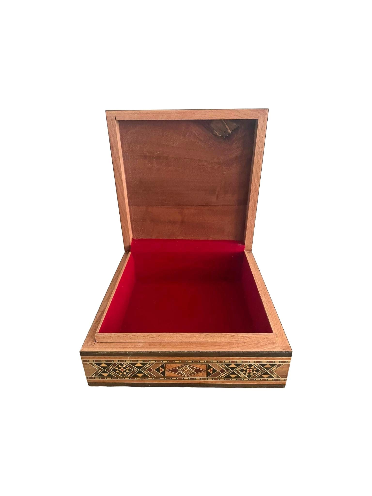 20 × 20 × 7 cm | Boîte à bijoux carré en bois et nacre, incrustée à la main | Mosaïque Syrienne