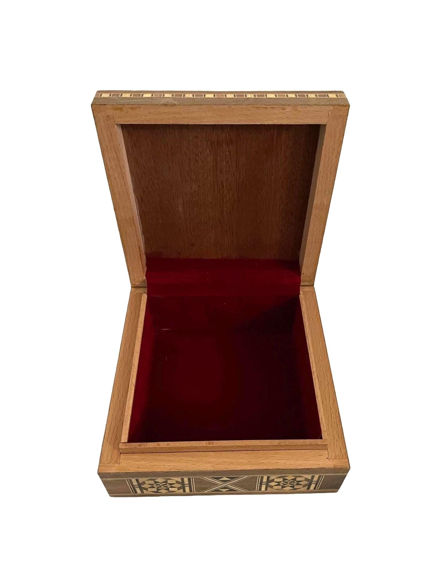 15 × 15 × 6.5 cm | Boîte à bijoux carrée en bois et nacre, incrustée à la main | Mosaïque Syrienne