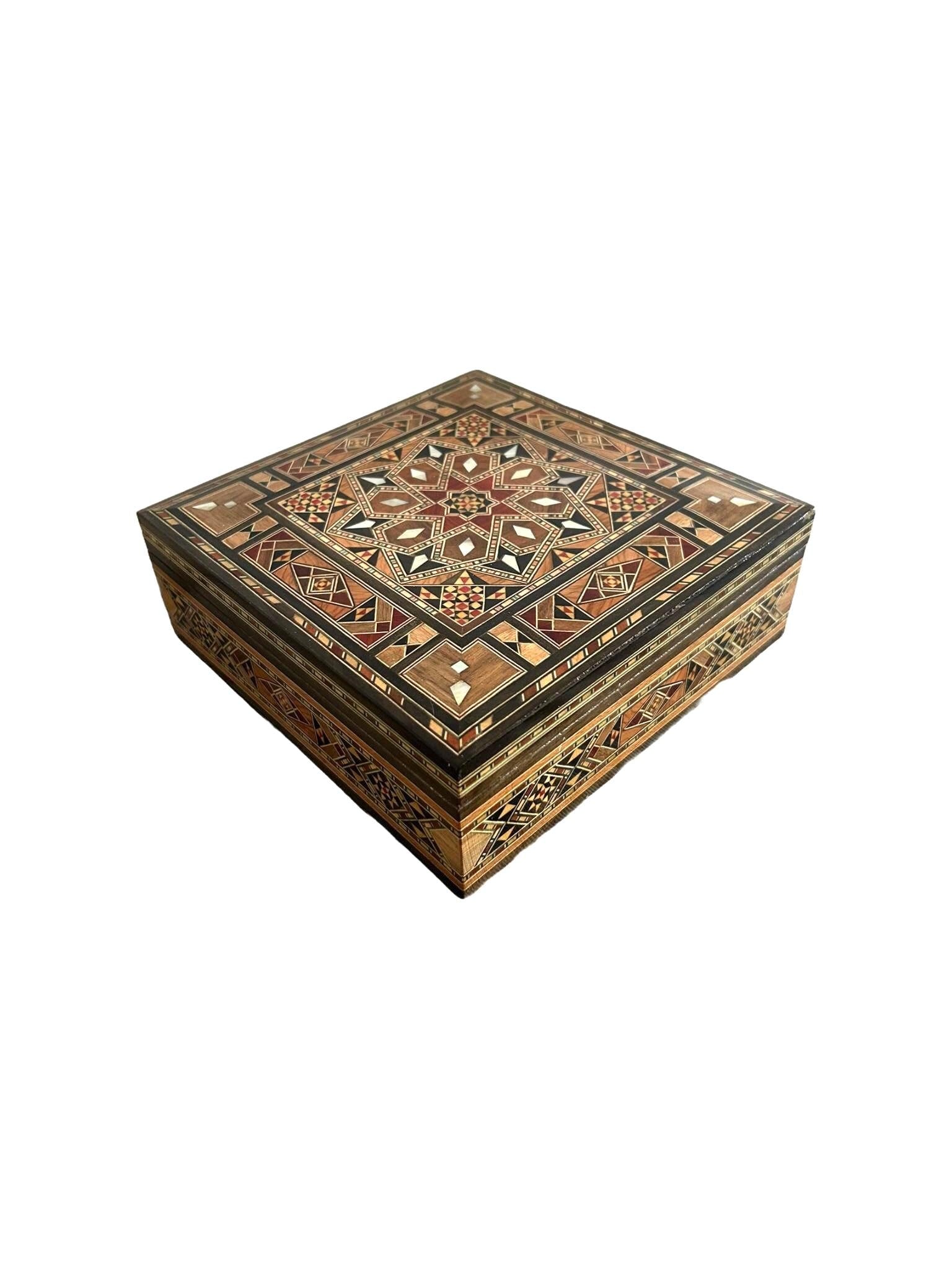20 × 20 × 7 cm | Boîte à bijoux carré en bois et nacre, incrustée à la main | Mosaïque Syrienne