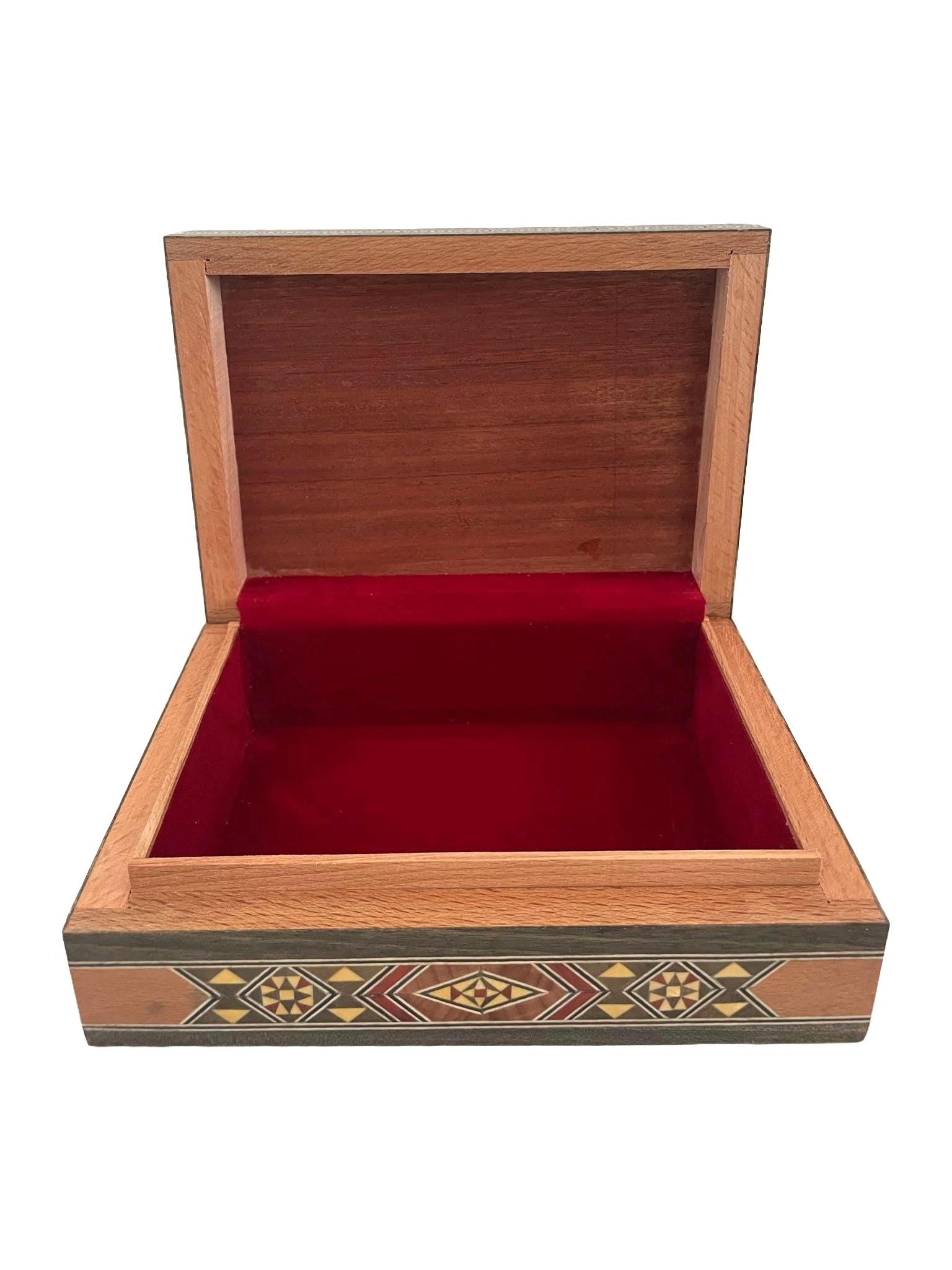 18 × 13 × 5.5 cm | Boîte à bijoux tendance en bois et nacre, réalisées à la main | Mosaïque Syrienne